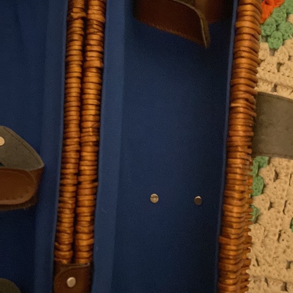 Grey Goose wine/bottle holder in leather & wicker. Great for romantic picnics! - Picture 7 of 8